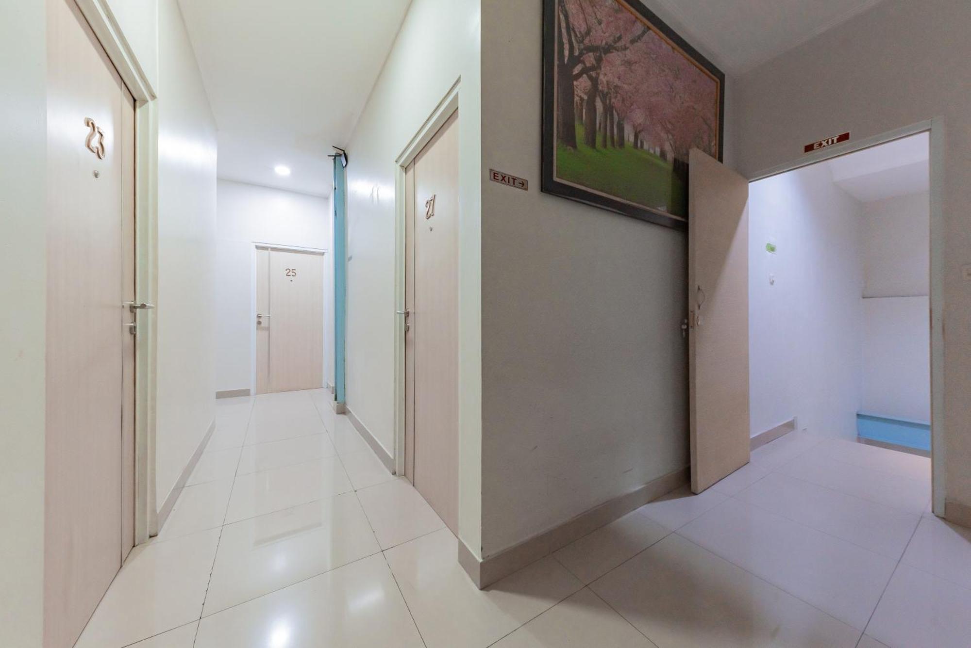 Reddoorz Near Pasar Baru Bandung Hotel Exterior photo