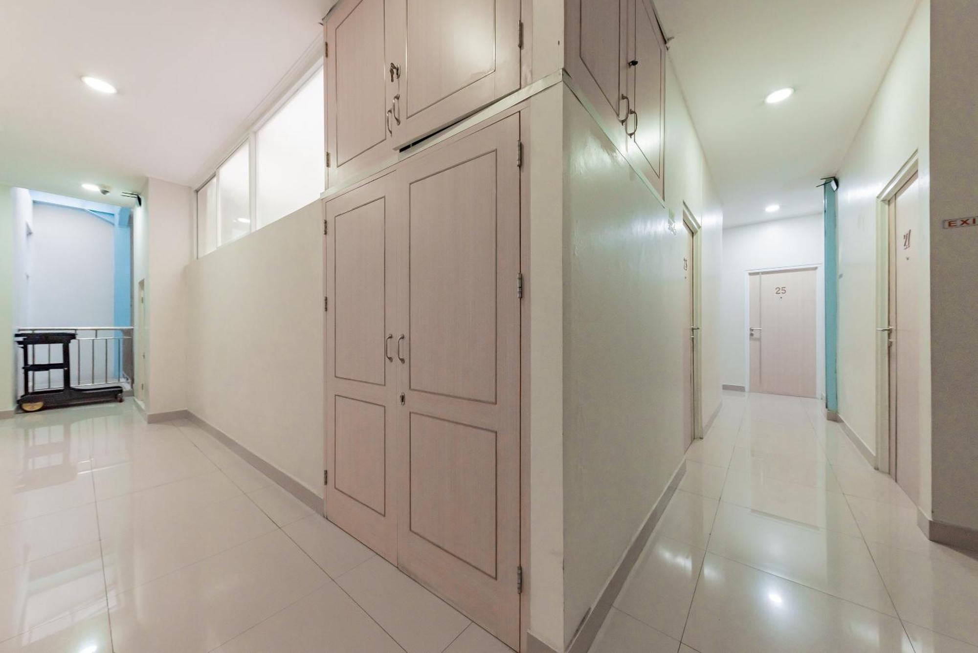 Reddoorz Near Pasar Baru Bandung Hotel Exterior photo