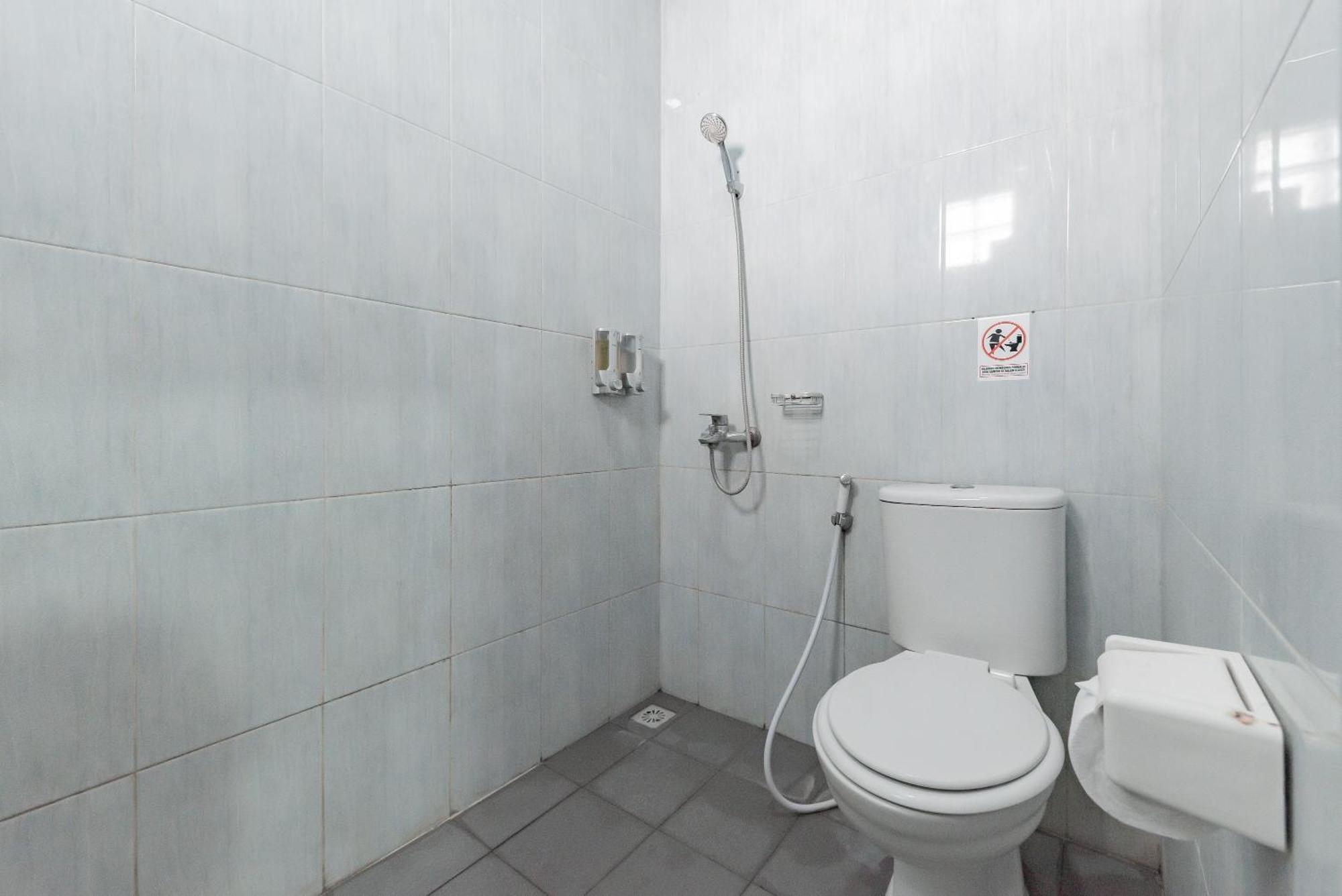 Reddoorz Near Pasar Baru Bandung Hotel Exterior photo