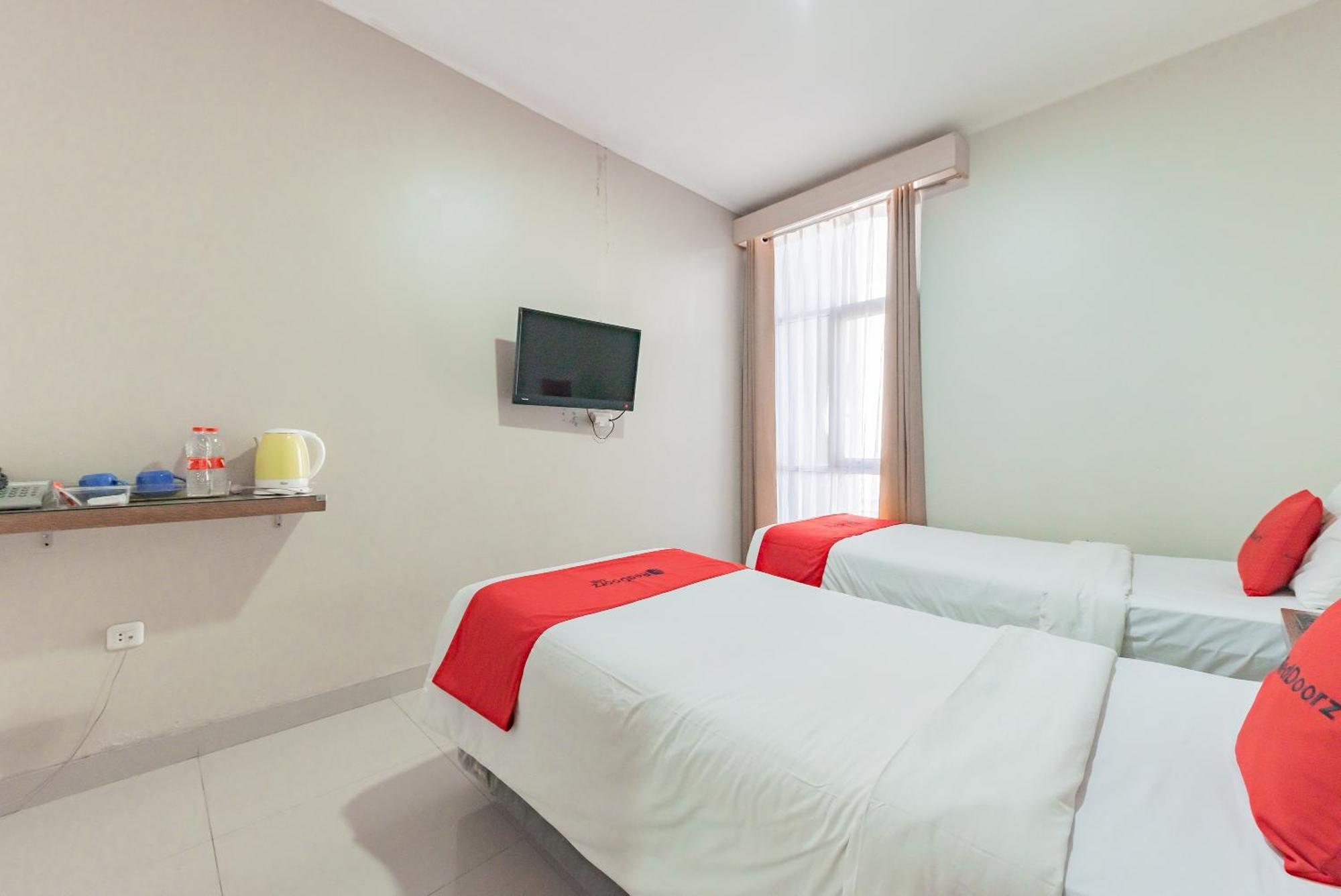 Reddoorz Near Pasar Baru Bandung Hotel Exterior photo