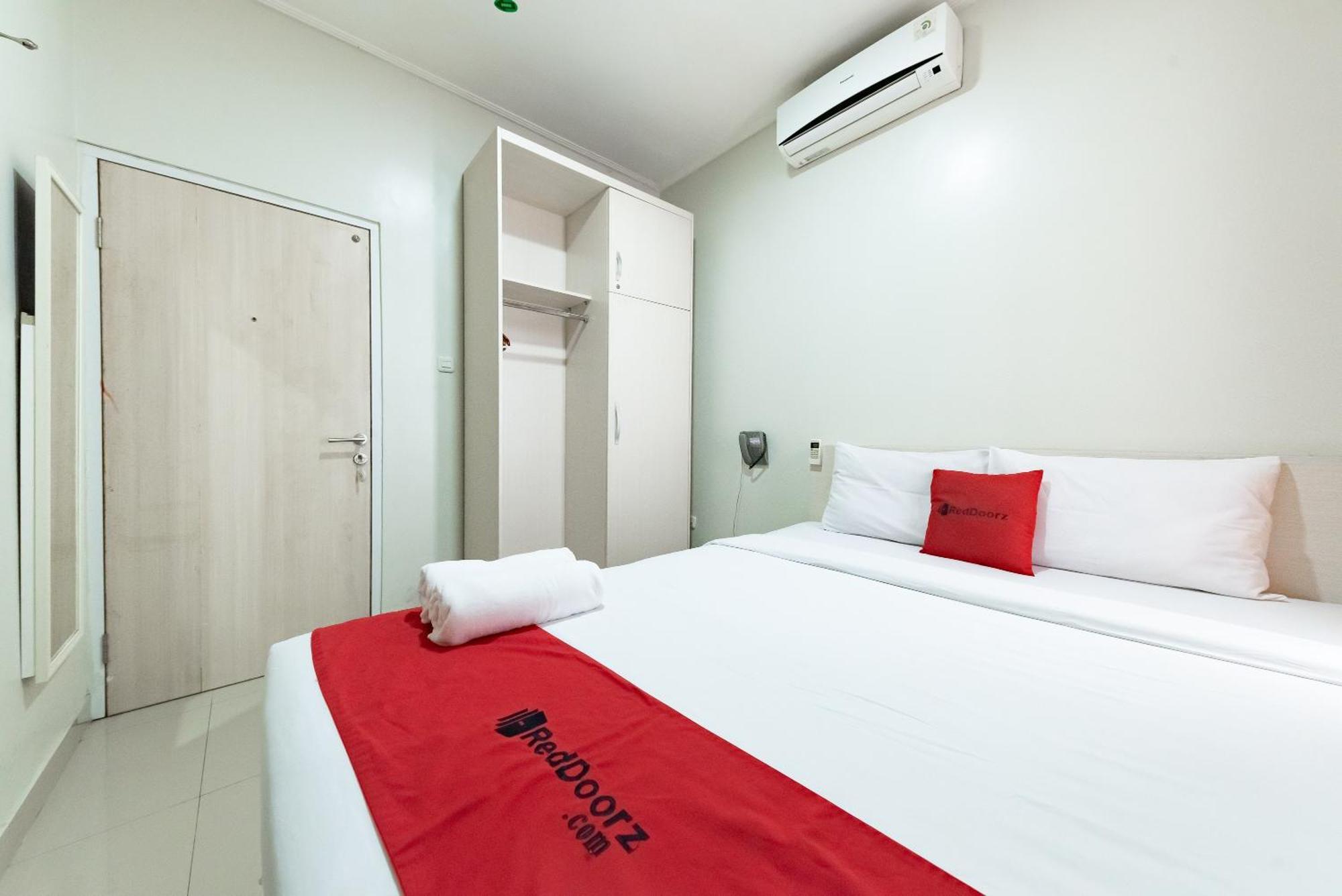 Reddoorz Near Pasar Baru Bandung Hotel Exterior photo