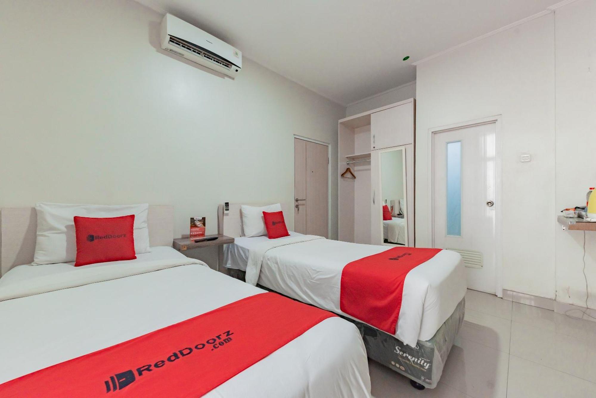 Reddoorz Near Pasar Baru Bandung Hotel Exterior photo
